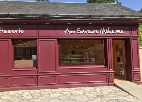 Devanture d'Aux Douceurs Mélusines, boulangerie patisserie chocolaterie à Lusignan (86)